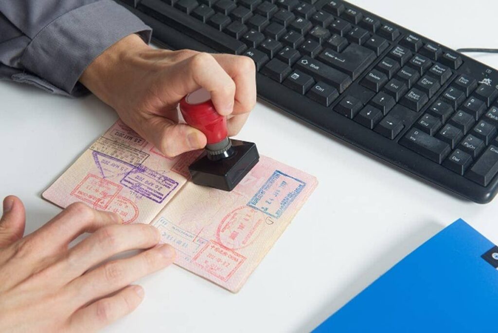 What is the process for transferring a family visa between sponsors in the UAE?