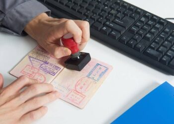 What is the process for transferring a family visa between sponsors in the UAE?