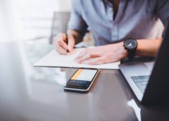 What is the procedure for closing a bank account in the UAE?