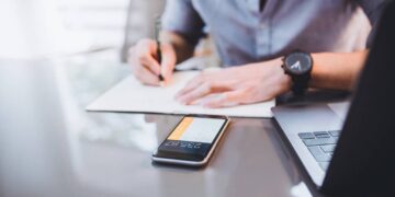 What is the procedure for closing a bank account in the UAE?