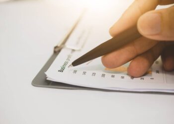 How should partners close a company in the UAE?