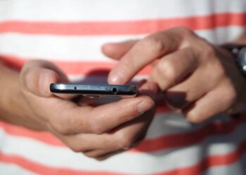 Which number is toll-free in the UAE: 800 or 600?