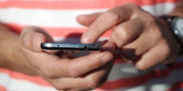 Which number is toll-free in the UAE: 800 or 600?