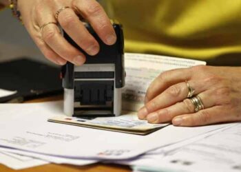 What are the requirements, costs, and application process for an Umrah visa from the UAE in 2022?