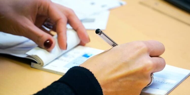 Do you want to know if a cheque you received may bounce? Check the ChequeScore