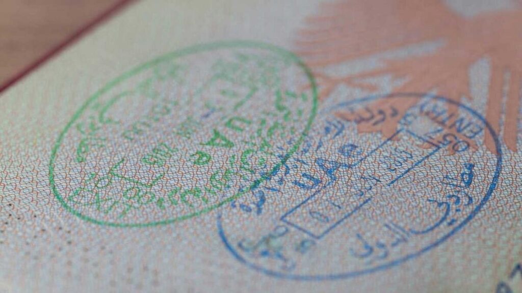 Would you like to travel to the UAE for work or as a tourist? Here are your visa options
