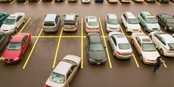 Car blocked by another vehicle? You can report double-parked drivers in Dubai and Abu Dhabi by following these steps