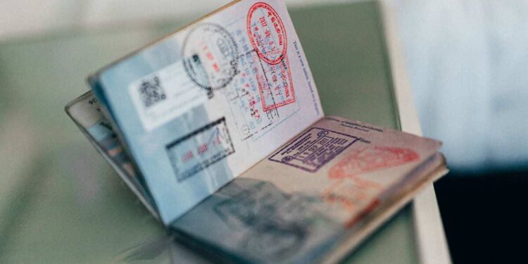 What is the difference between a Golden Visa and a Green Visa in the UAE?