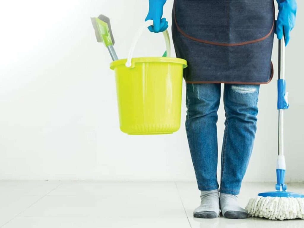 What is the annual leave policy under the new UAE law for domestic workers?