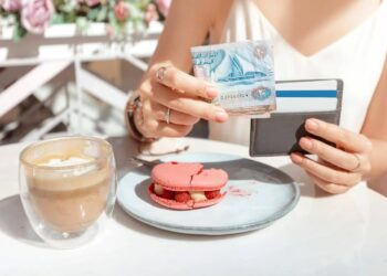 What is the recommended tipping amount in Dubai?