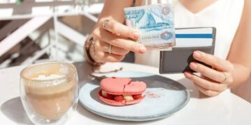 What is the recommended tipping amount in Dubai?