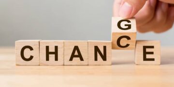 What happens when one changes jobs under the UAE Unemployment Insurance Scheme?