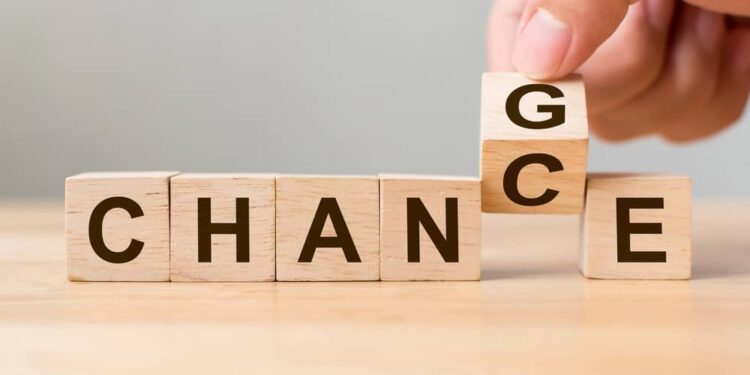 What happens when one changes jobs under the UAE Unemployment Insurance Scheme?