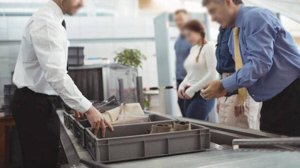 Declare cash, goods and jewelry worth more than SR60,000 with Saudi Arabian customs