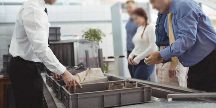 Declare cash, goods and jewelry worth more than SR60,000 with Saudi Arabian customs