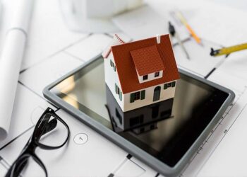 Do you see any advertisements for flats or villas to lease in Dubai? Look for this QR code