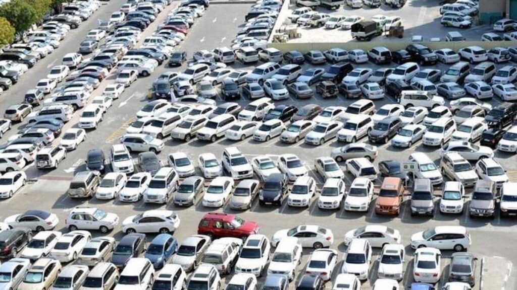 Is there a grace period for public parking in the UAE?