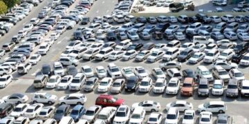 Is there a grace period for public parking in the UAE?